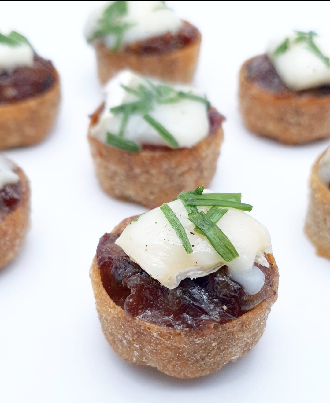 Goat cheese crustades with caramelised onions