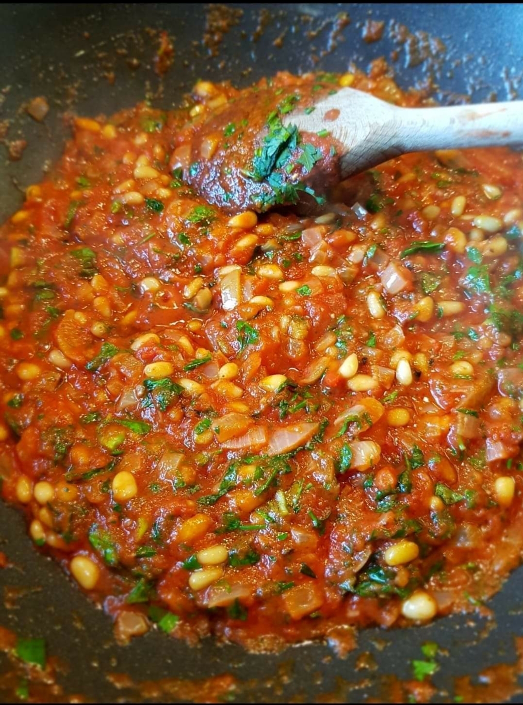 Linguine mit Tomaten, Basilikum und gerösteten Pinienkernen