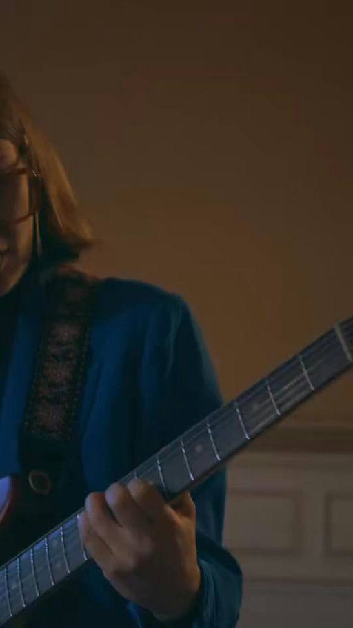 Tag en pause og lad dig rive med af Anna Roemer's drømmende lydlandskaber og unikke guitarspil.