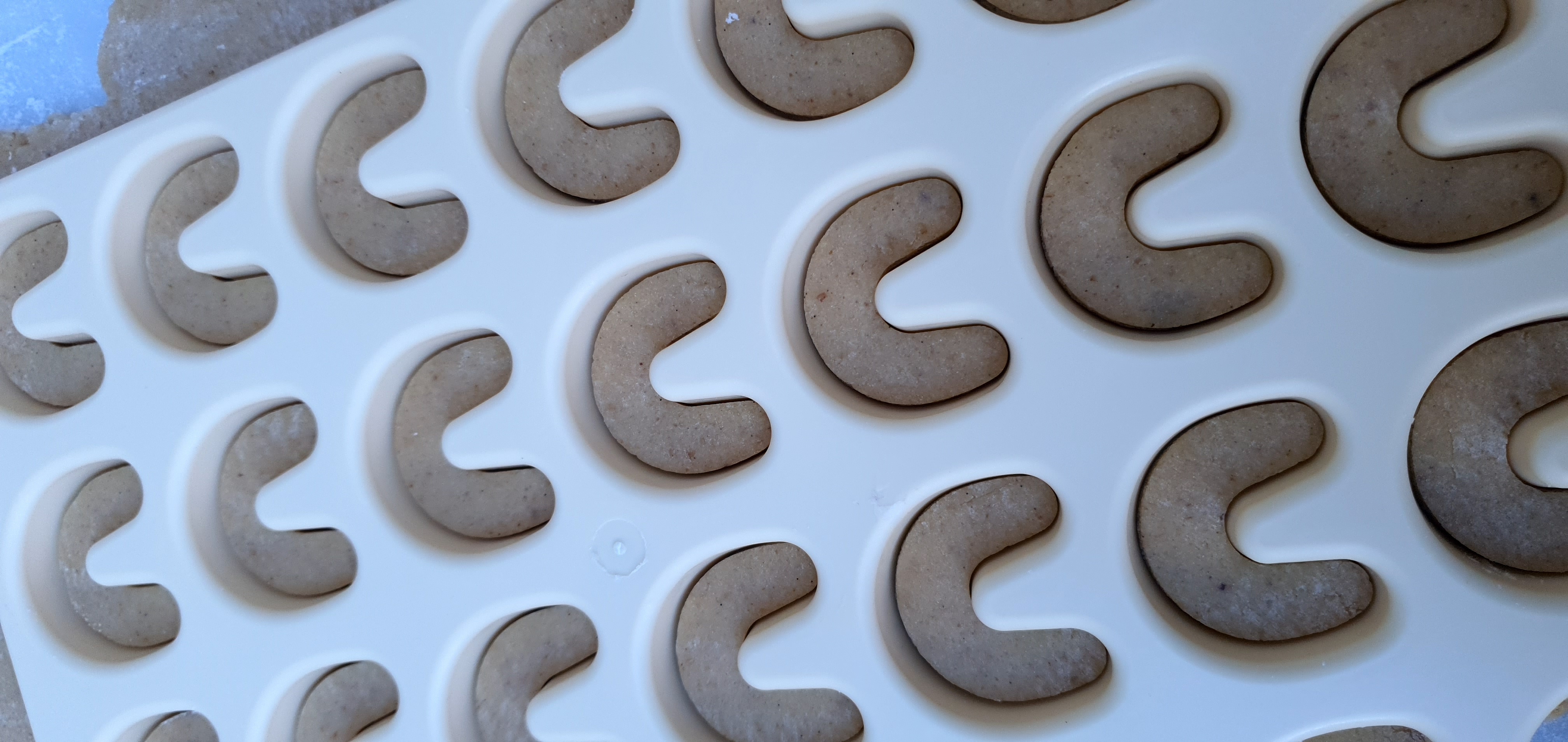 Vanillekipferl - Austrian vanilla crescent cookies (traditional & Thermomix)