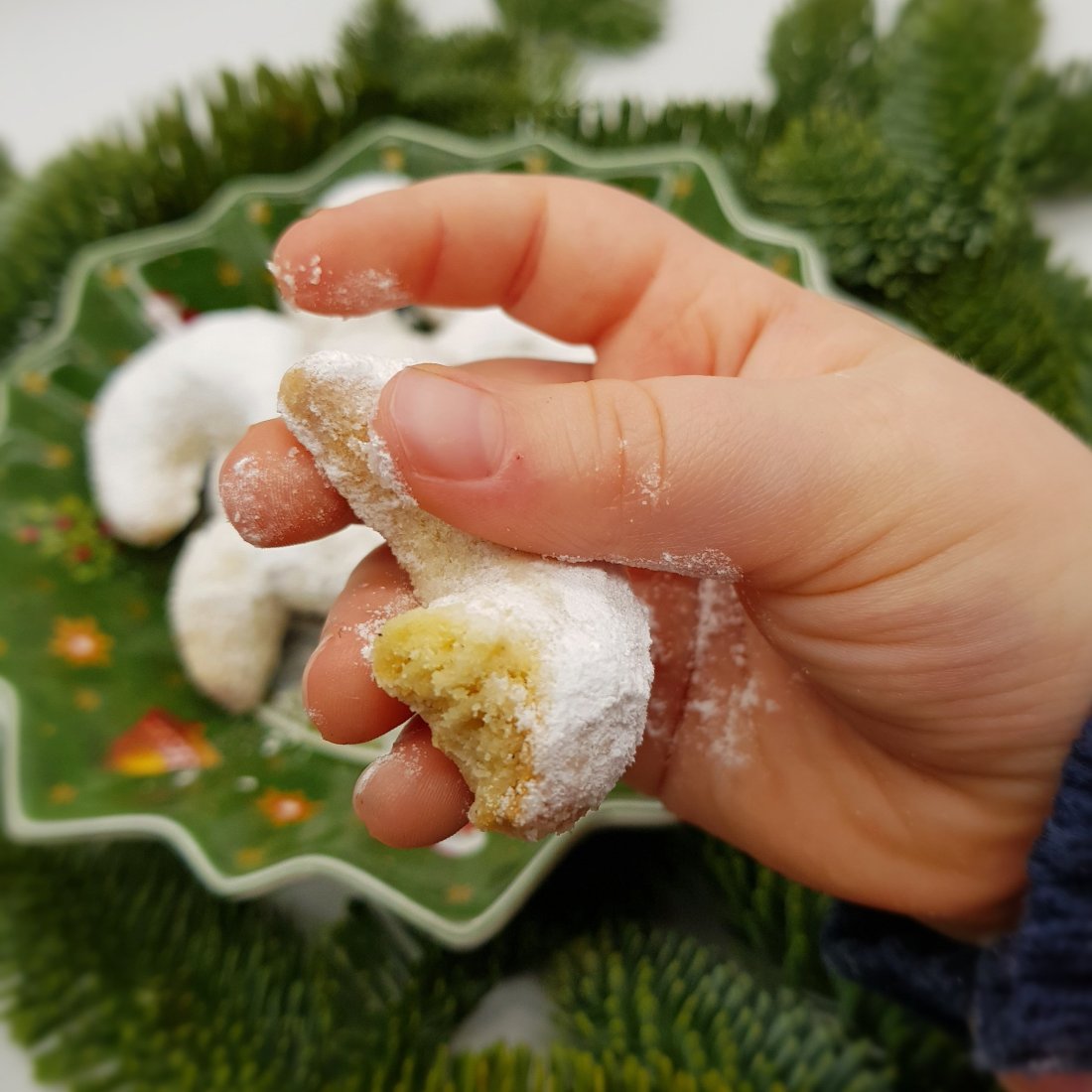 Vanillekipferl - Austrian vanilla crescent cookies (traditional & Thermomix)