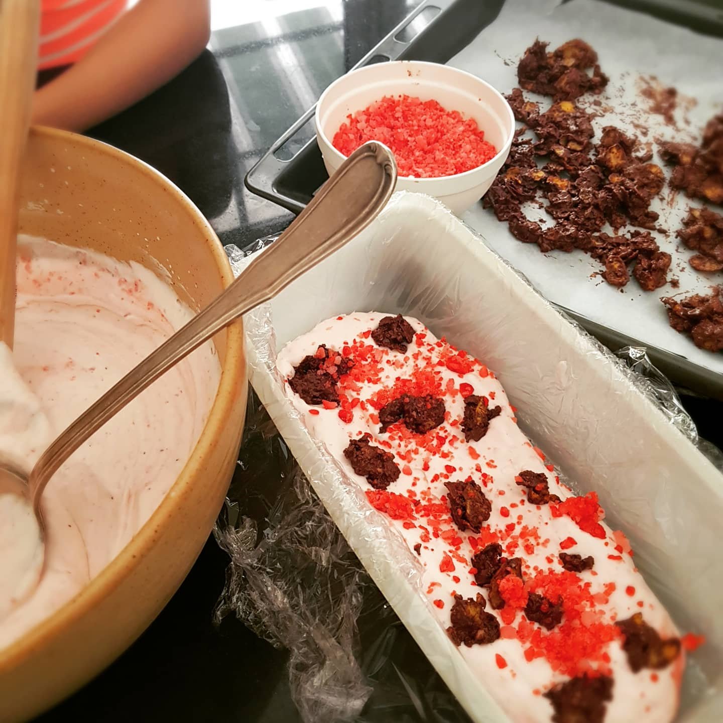 Erdbeer Eisparfait mit knuspriger Schokolade (traditionel & Thermomix)