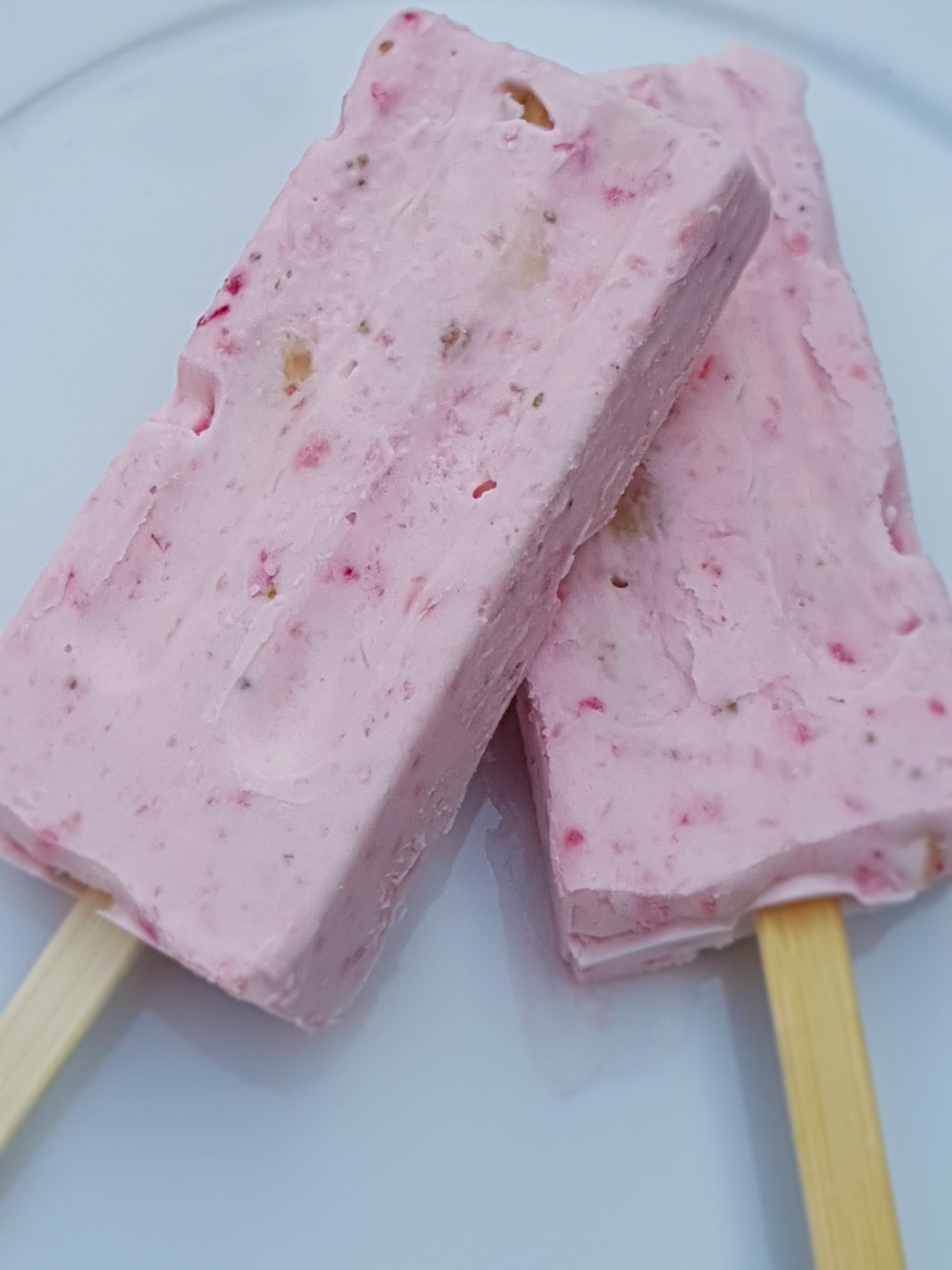 Hausgemachtes Fruchteis am Stiel mit natürlicher Süße (traditionelle Methode & Thermomix)