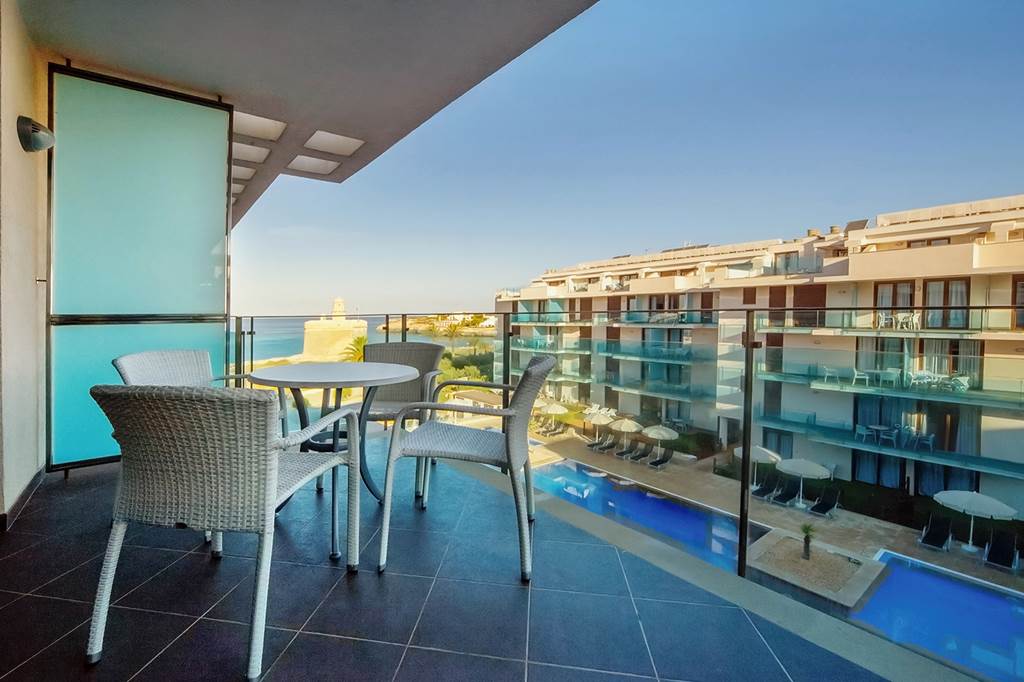 MAH_88627_Aparthotel_Ferrer_Skyline_1224_11.jpg
