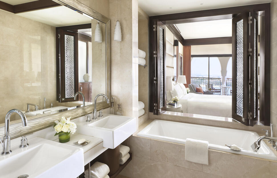 Ritz-Carlton-Abu-Dhabi-Grand-Canal-2.jpg