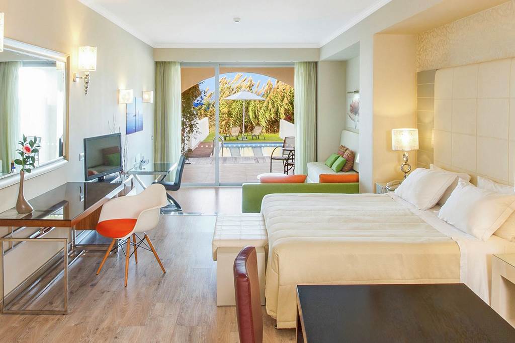 RHO_70905_Atrium_Platinum_Luxury_Resort_&_Spa_1024_10.jpg