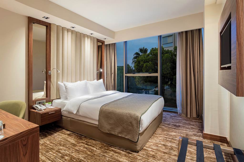 AYT_83932_Holiday_Inn_Antalya_Lara_0722_13.jpg