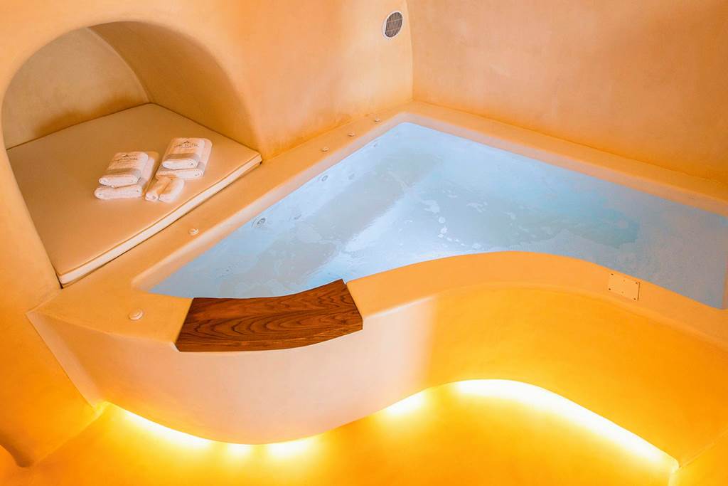 JTR_84395_Chic_Hotel_Santorini_0623_04.jpg