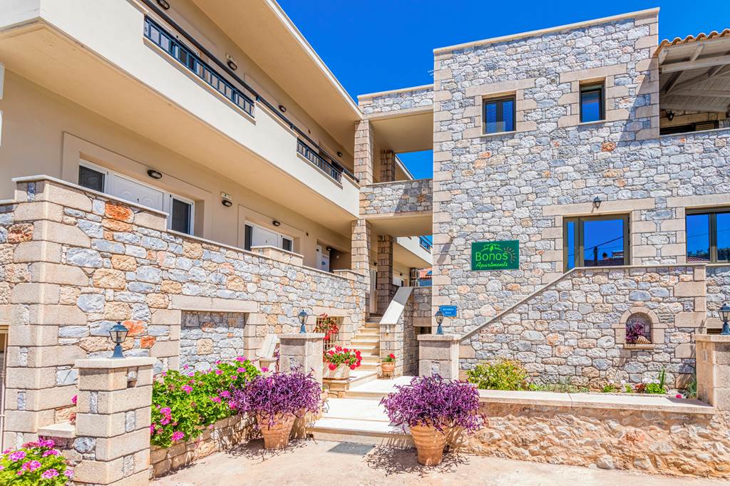 KLX_85624_Bonos_Apartments_0723_06.jpg