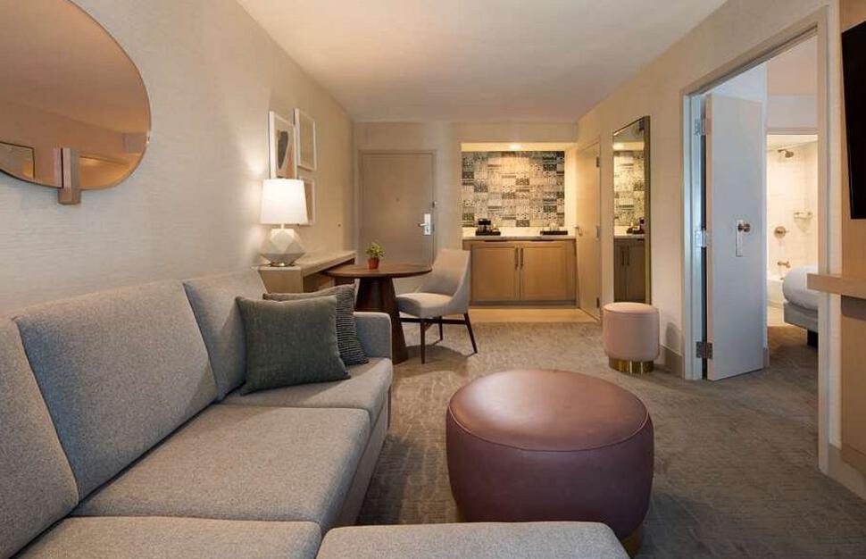 Hilton-Santa-Monica-Hotel-Suites-8.jpg
