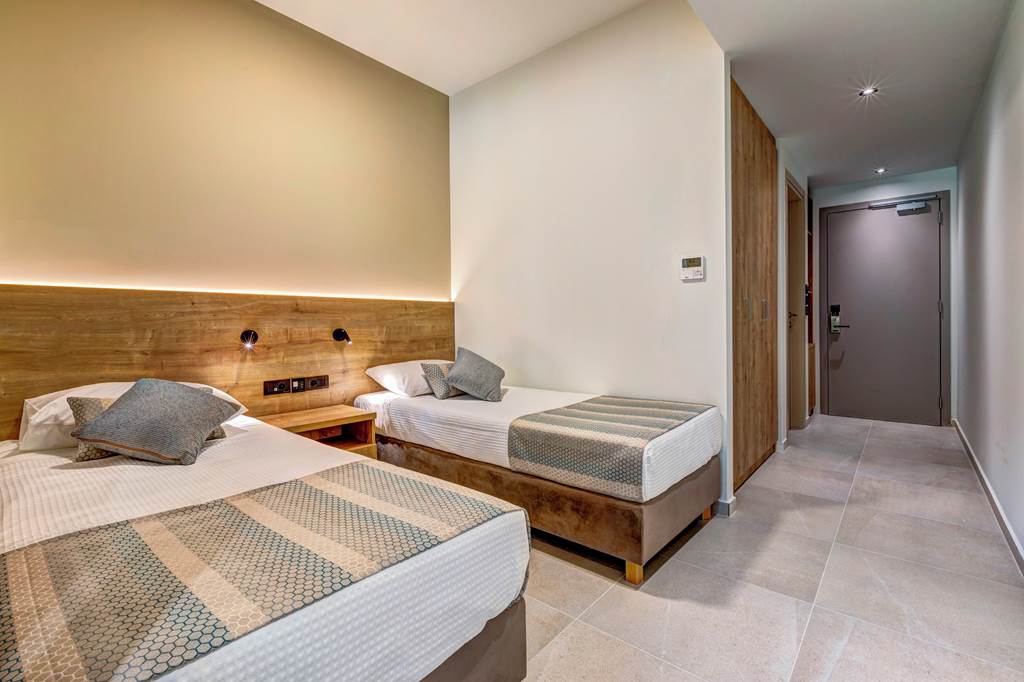 ZTH_83971_White_Olive_Elite_Hotel_1022_02.jpg