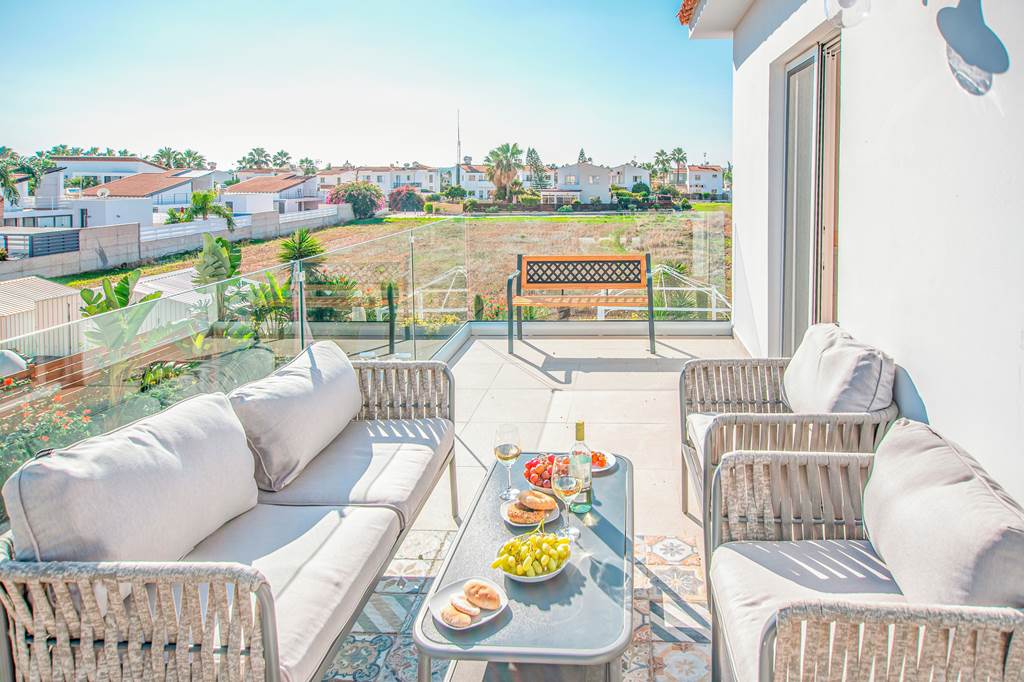 LCA_86766_Villa_Marina_Vibes_0124_06.jpg