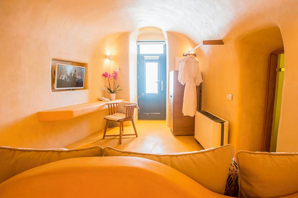JTR_84395_Chic_Hotel_Santorini_0623_08.jpg