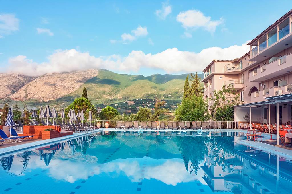 ZTH_82622_Koukounaria_Hotel_and_Suites_1220_01.jpg