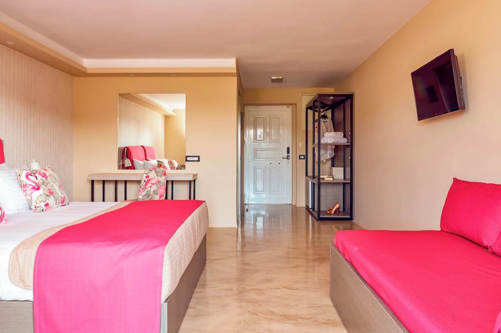 ZTH_82622_Koukounaria_Hotel_and_Suites_1220_06.jpg