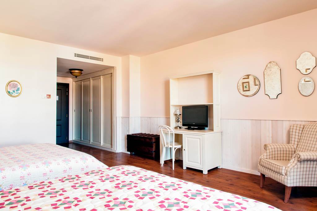 REU_68990_Hotel_Gold_River_0722_06.jpg