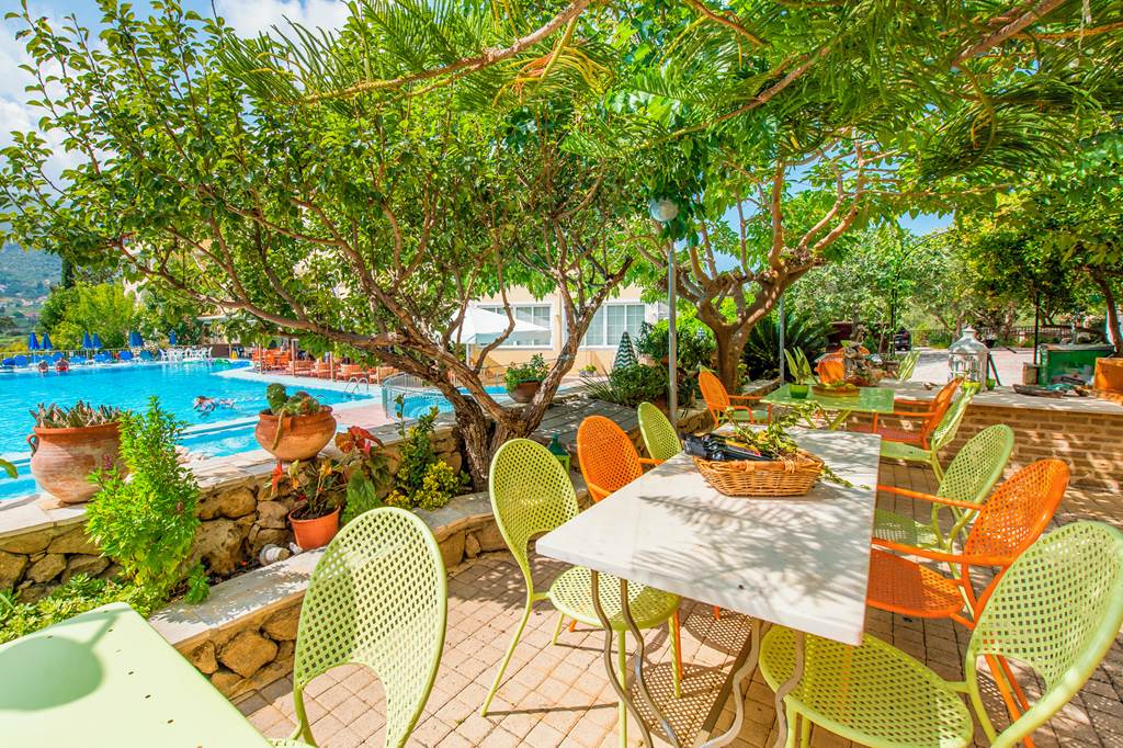 ZTH_82622_Koukounaria_Hotel_and_Suites_0223_01.jpg
