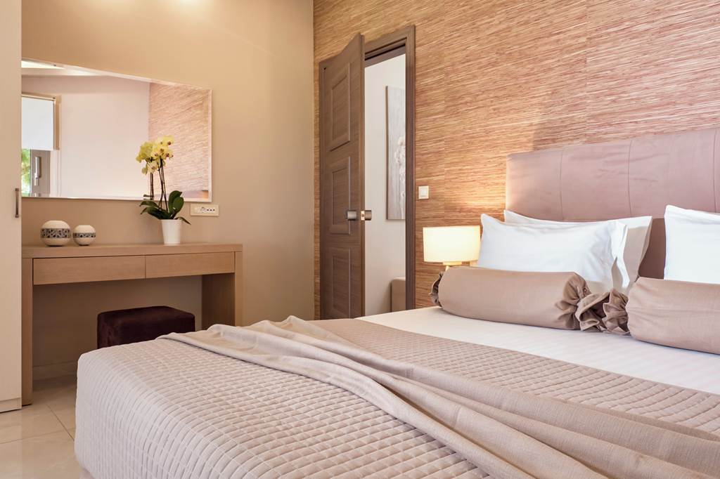 ZTH_82622_Koukounaria_Hotel_and_Suites_1220_05.jpg