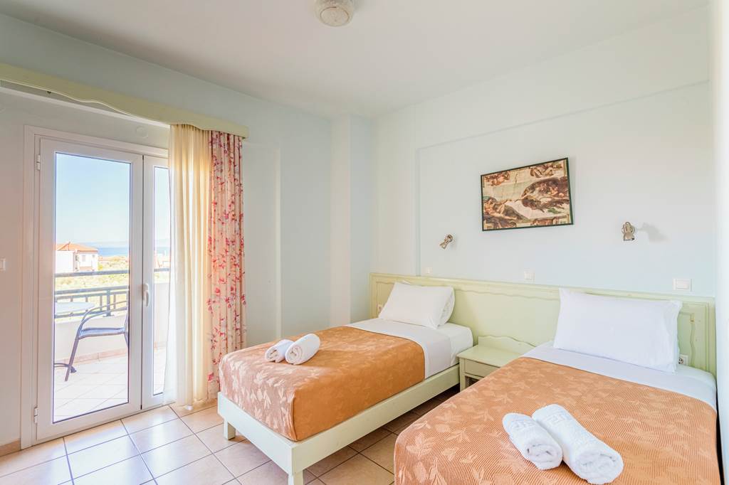 KLX_85624_Bonos_Apartments_0723_03.jpg