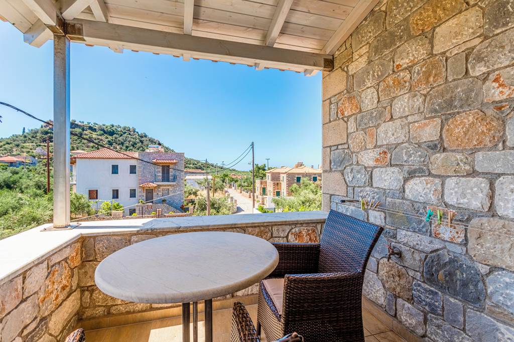 KLX_85624_Bonos_Apartments_0723_10.jpg