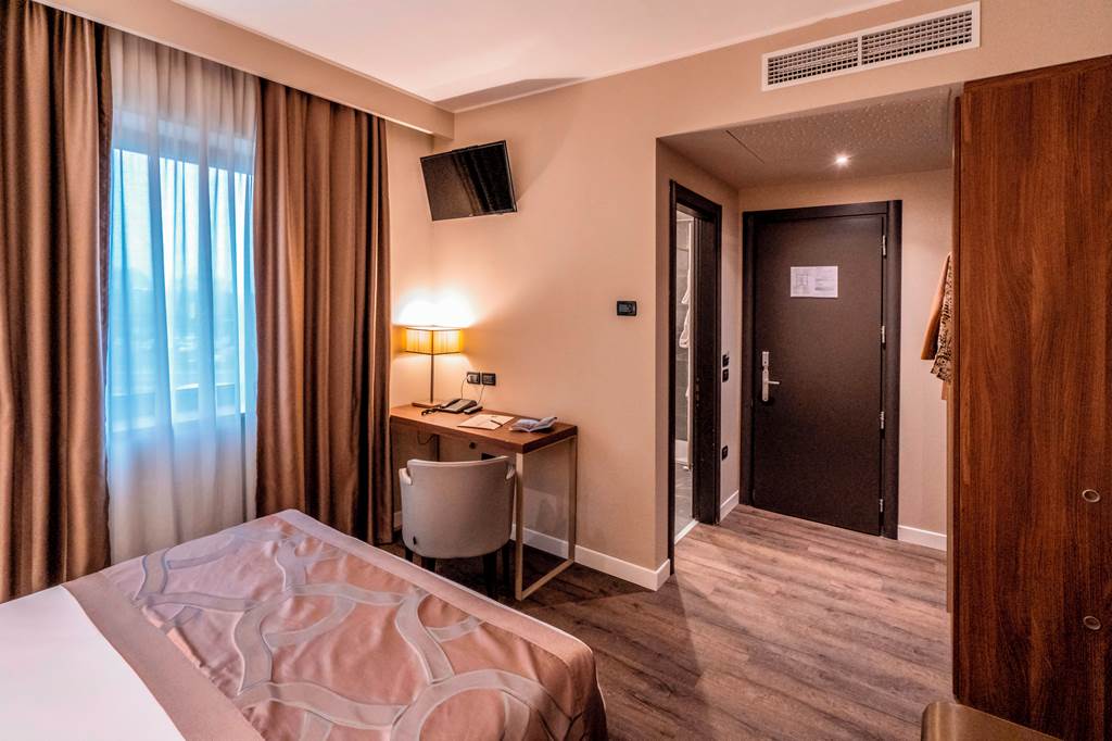 VCE_72823_Smart_Holiday_Hotel_0222_02.jpg