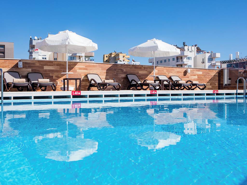 AYT_83932_Holiday_Inn_Antalya_Lara_0722_08.jpg