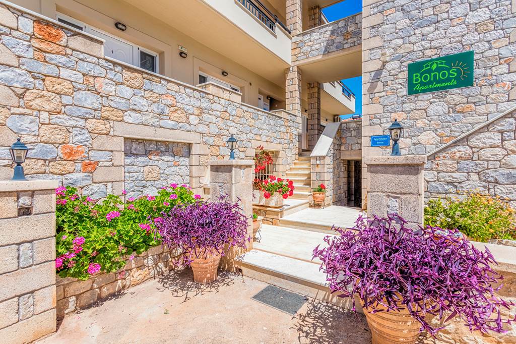 KLX_85624_Bonos_Apartments_0723_05.jpg