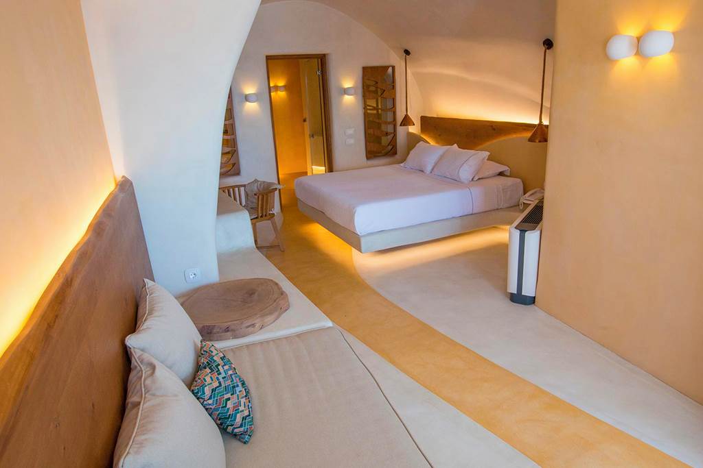 JTR_84395_Chic_Hotel_Santorini_0623_01.jpg
