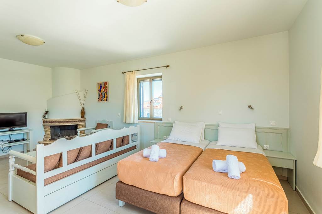 KLX_85624_Bonos_Apartments_0723_09.jpg