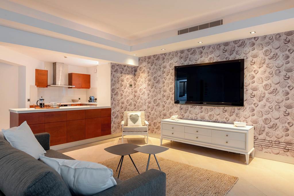RHO_84209_Love_White_Villa_0922_13.jpg