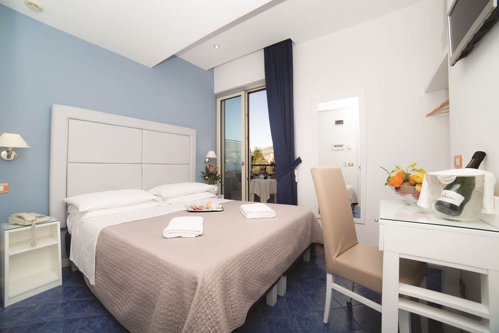 NAP_74307_Club_Sorrento_0517_06.jpg