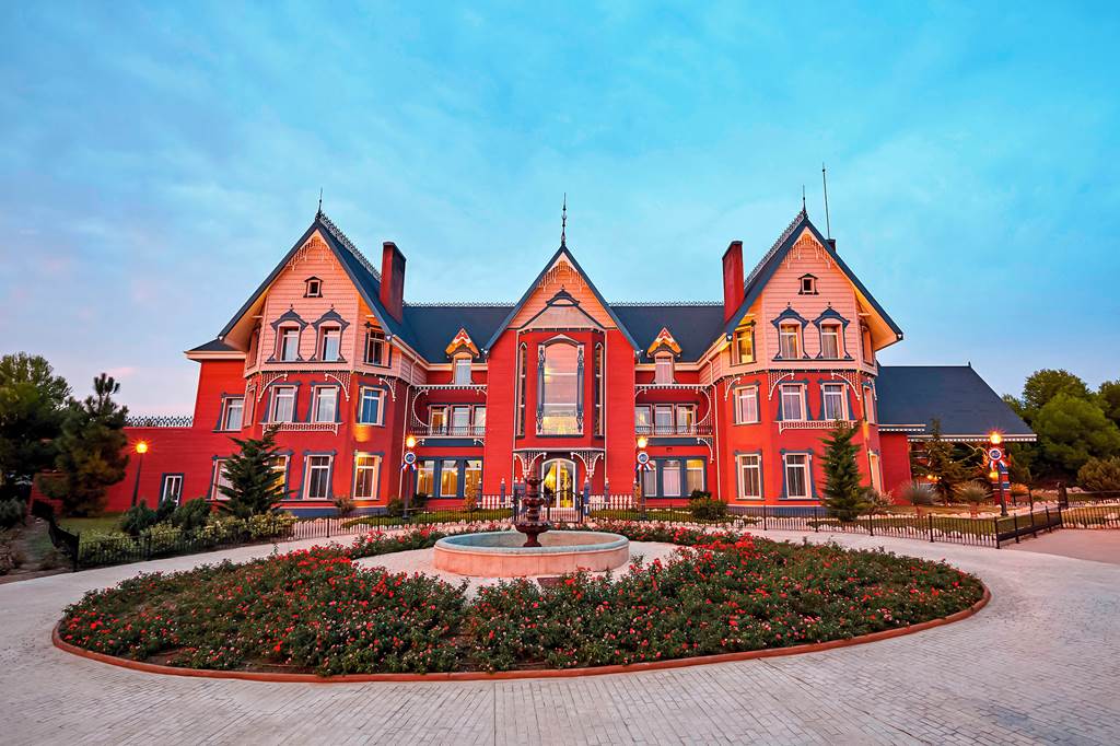 REU_82270_Mansion_De_Lucy_0320_24.jpg