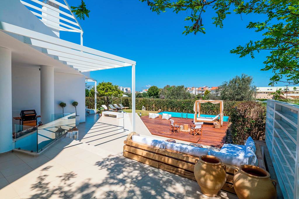 RHO_84209_Love_White_Villa_0922_09.jpg
