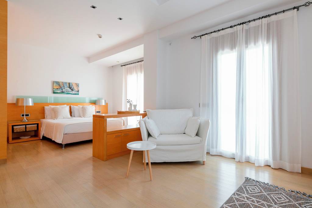 RHO_84209_Love_White_Villa_0922_02.jpg
