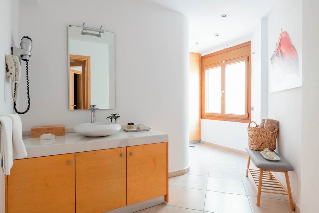 RHO_84209_Love_White_Villa_0922_04.jpg