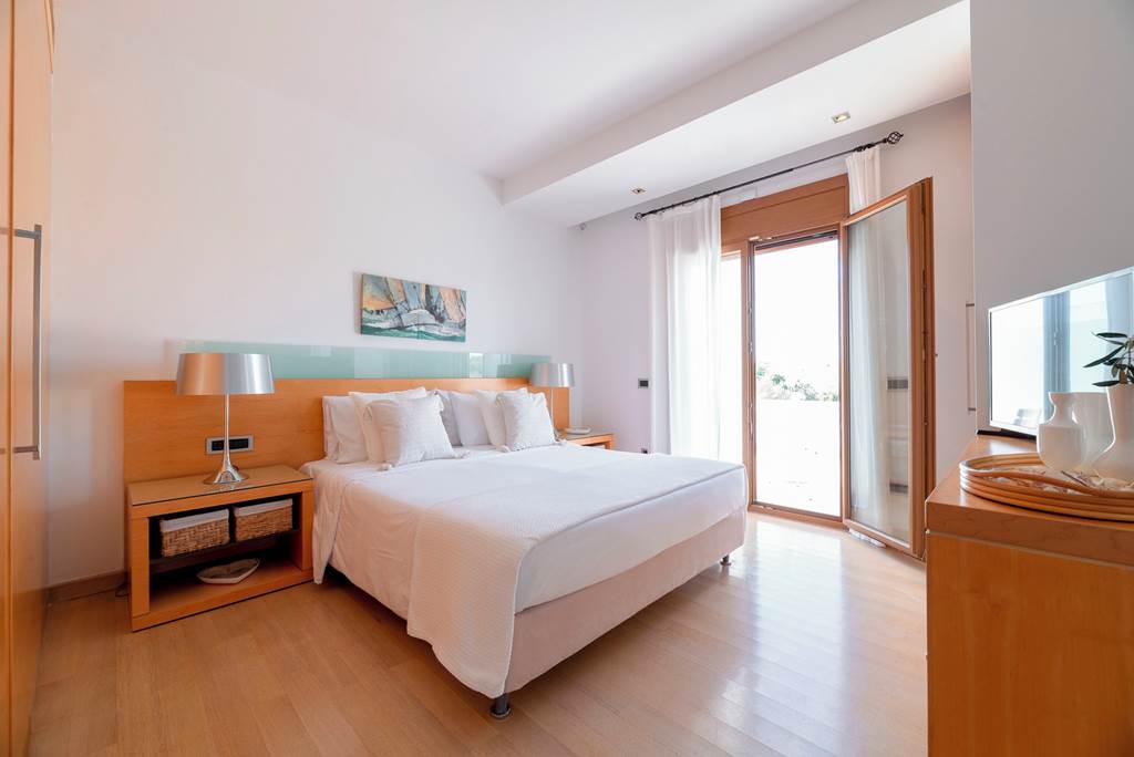 RHO_84209_Love_White_Villa_0922_01.jpg