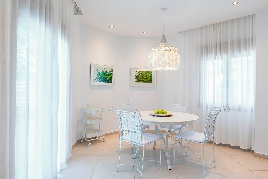 RHO_84209_Love_White_Villa_0922_12.jpg