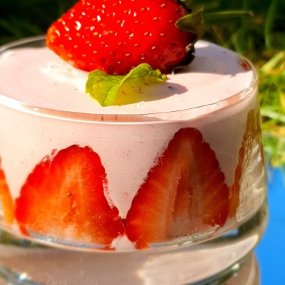 Simple eggfree Strawberry Mousse - fresh or frozen strawberries (traditional & Thermomix)