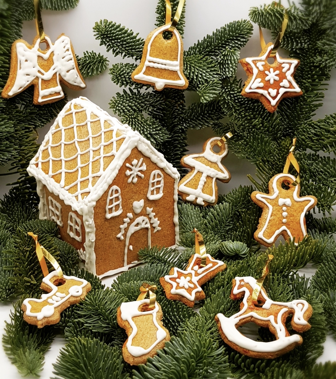 Lebkuchen as tree decoration or for making gingerbread houses