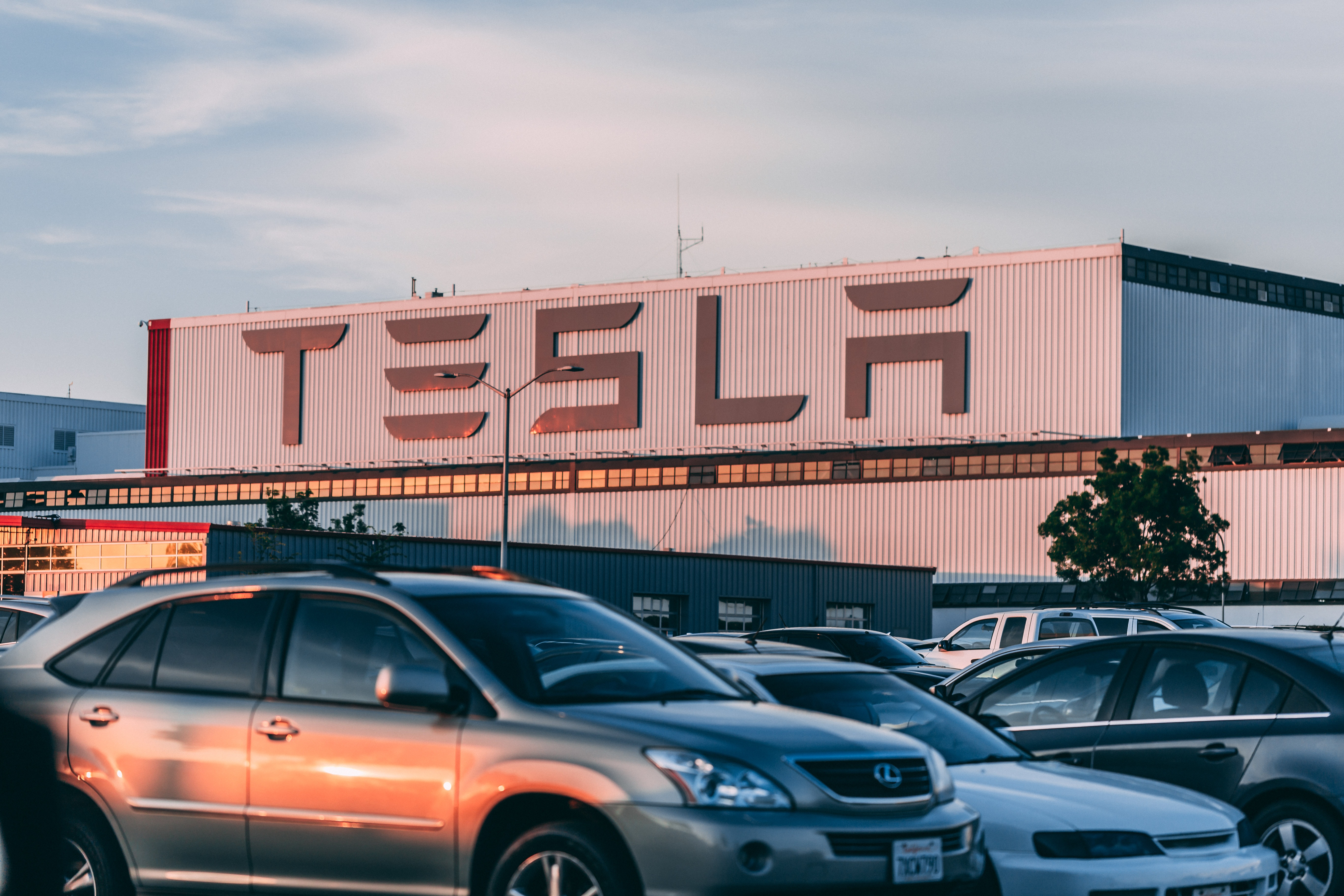 The Tesla Approach: Analyzing Elon Musk’s Unique Leadership Strategies