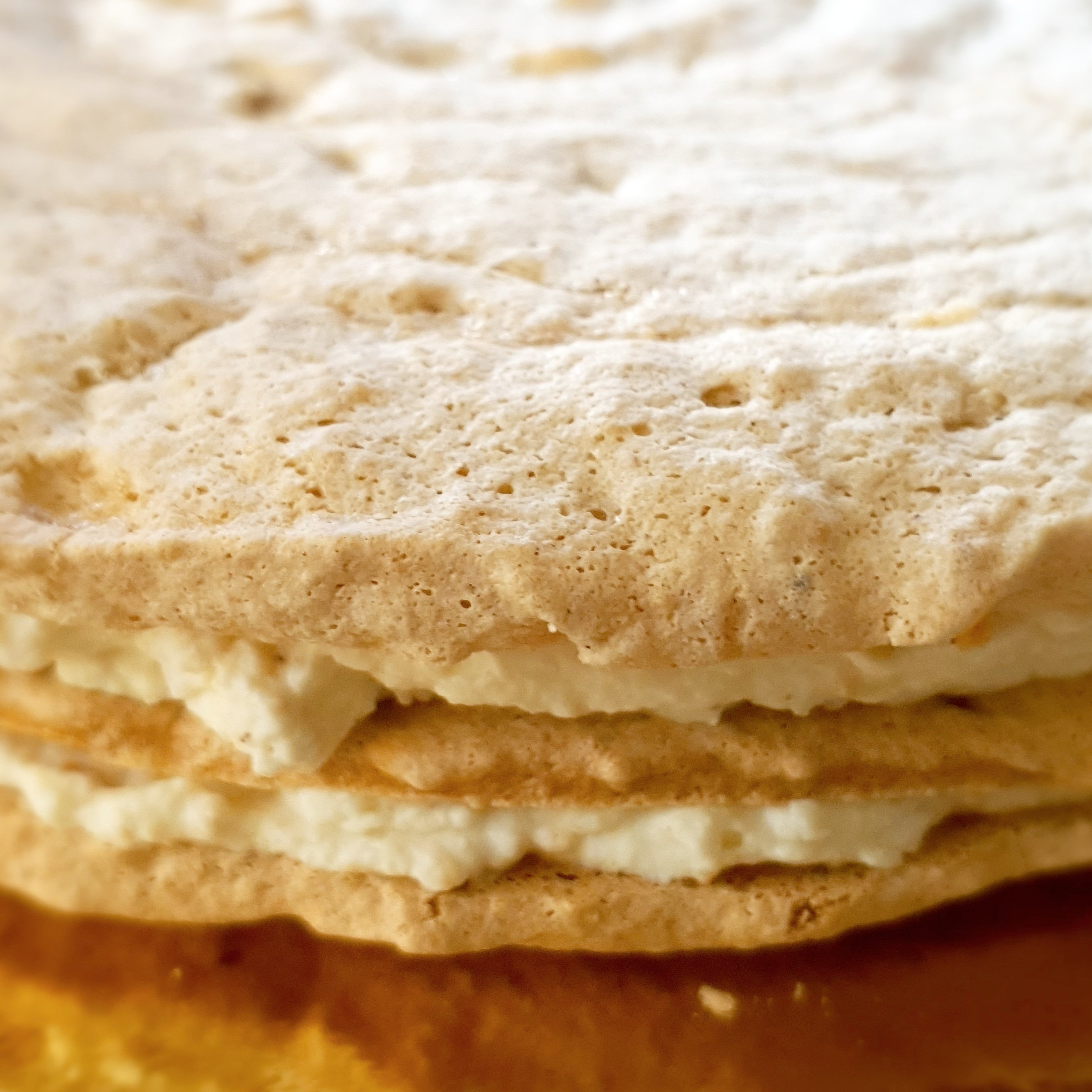 Haselnusskrokant Baisertorte