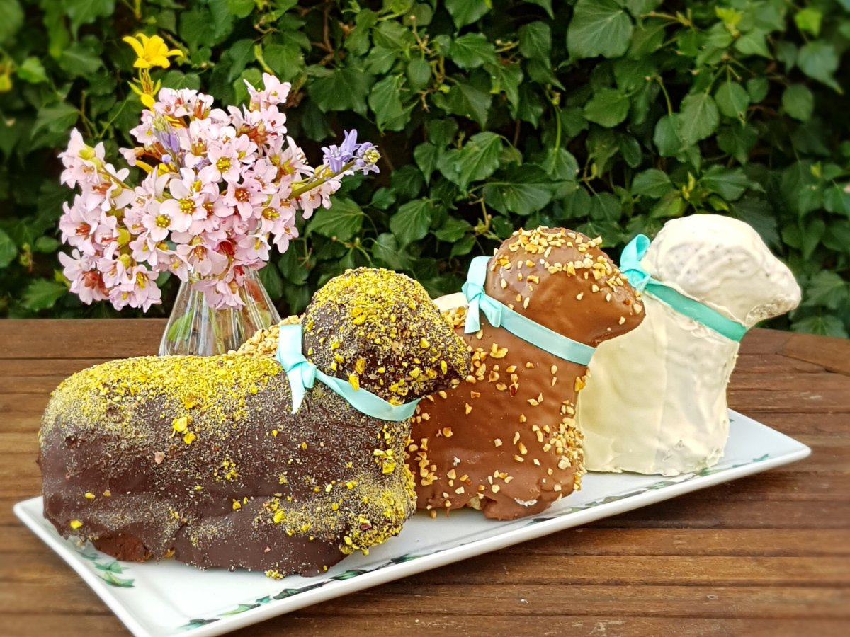 Knuspriger Osterlamm Kuchen mit Schokoguss