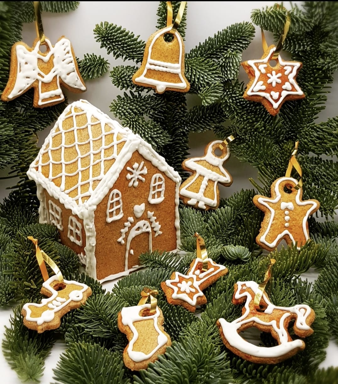 Lebkuchen für Christbaumschmuck und Lebkuchenhäuschen