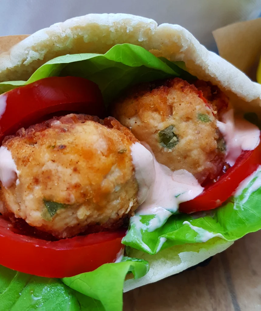 Pita mit kalten Hühnchen Bouletten / Frikadellen