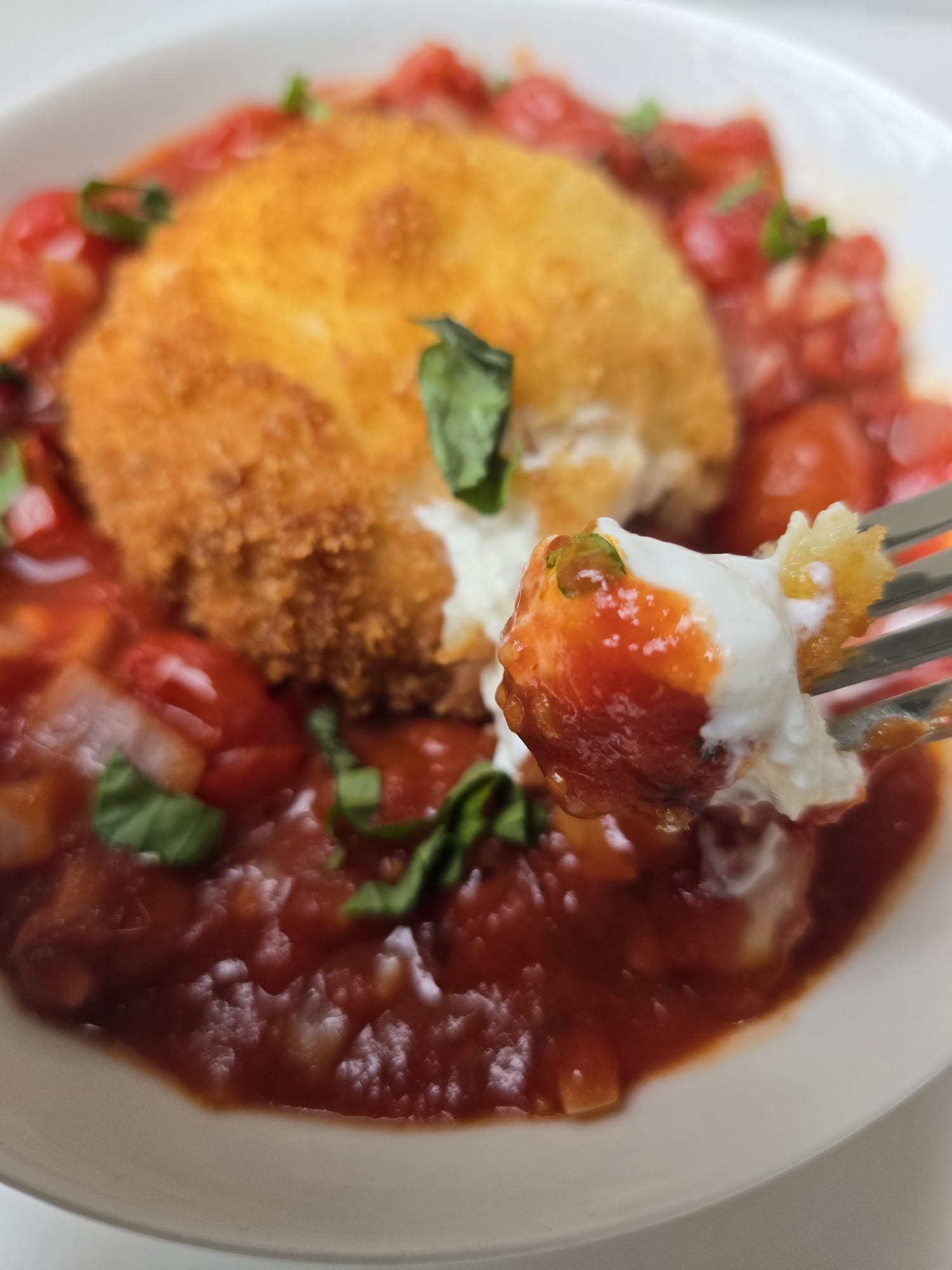 Knusprige Burrata auf Winter-Tomaten aus dem Ofen