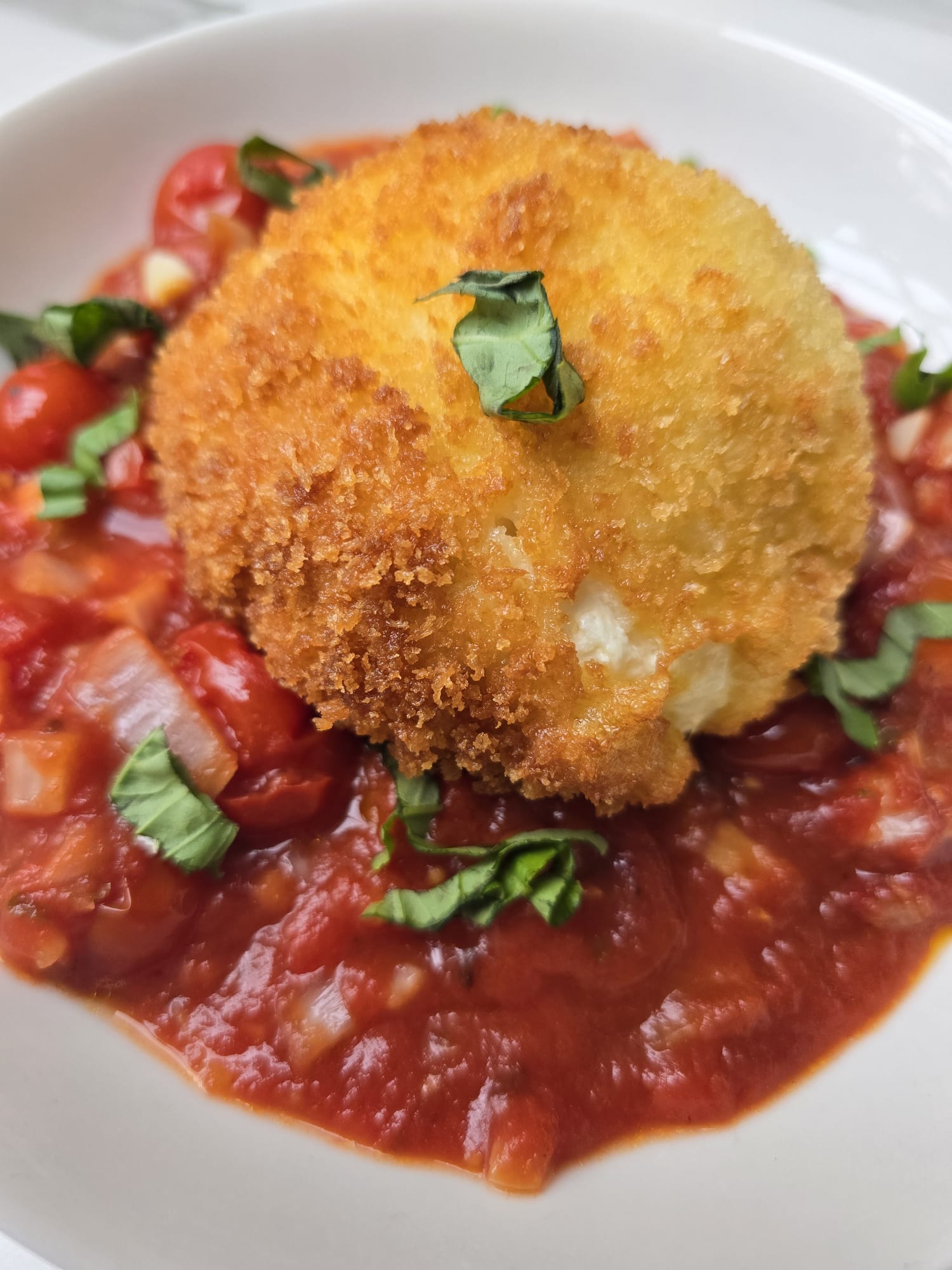 Knusprige Burrata auf Winter-Tomaten aus dem Ofen