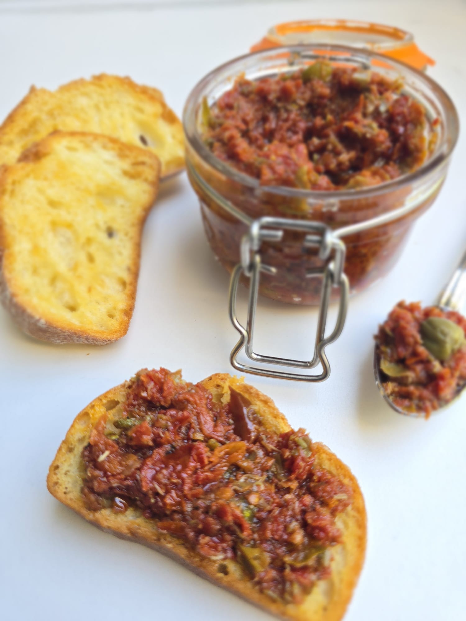 Bruschetta mit getrockneten Tomaten und Kapern (traditionelle Methode und Thermomix)