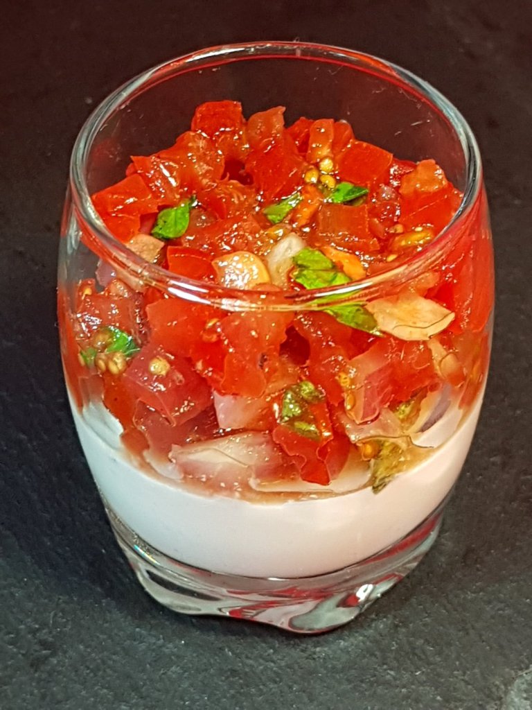 Tartare de tomates et chèvre en verrines