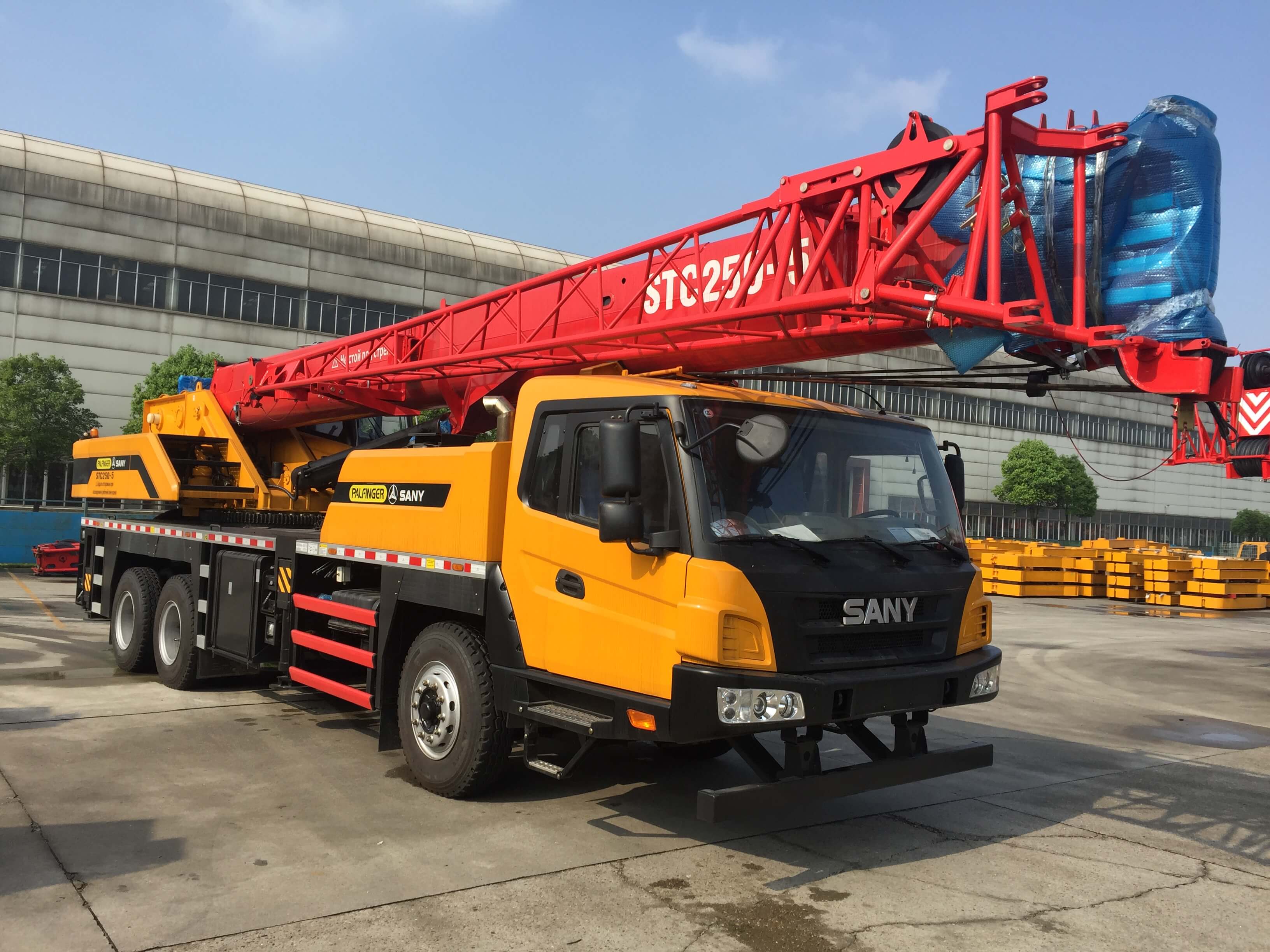 Автокран STC250T5-5 (-30С) 25 тонн 42 метра 