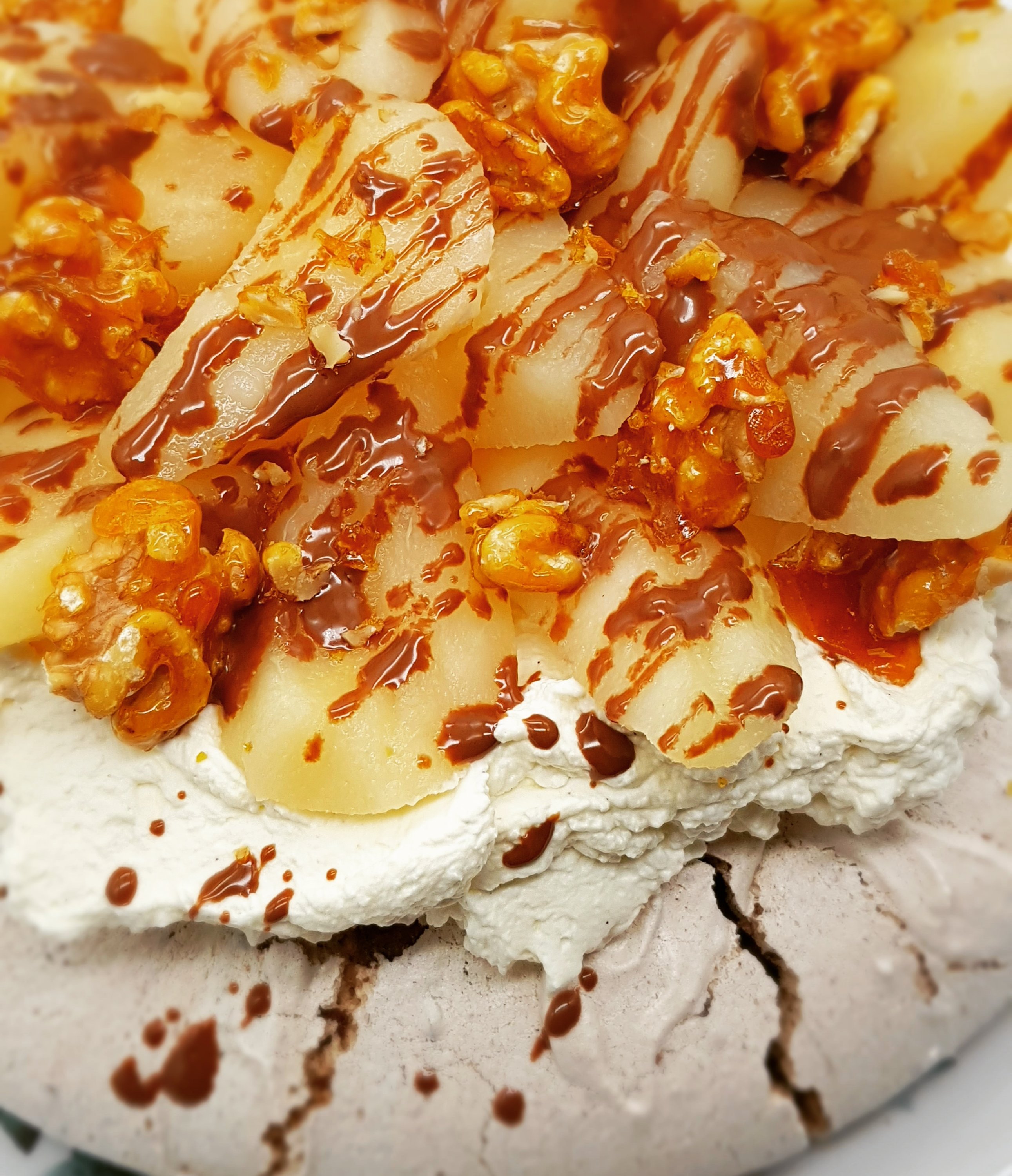 Pavlova au chocolat aux poires pochées et des noix caramélisées